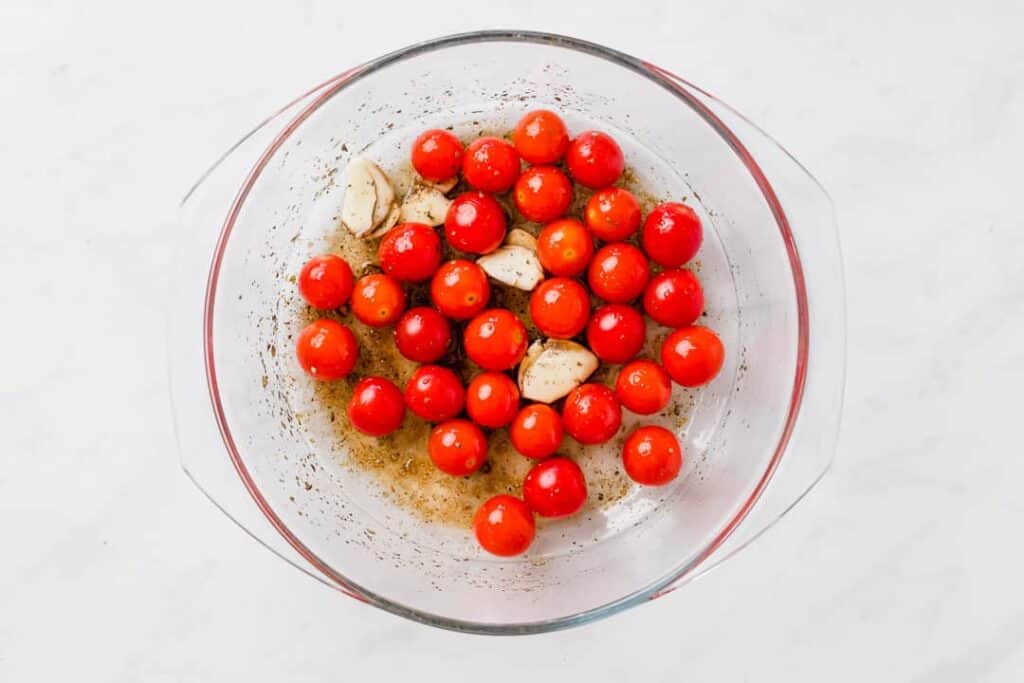 cherrytomaten in einer auflaufform