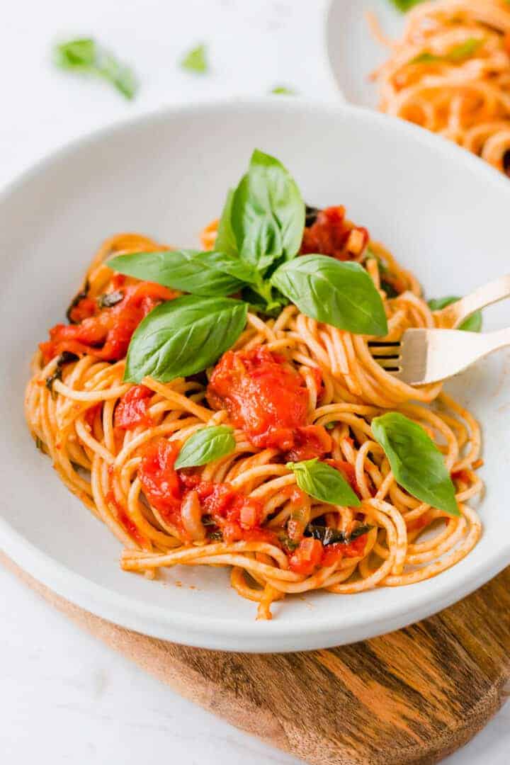 spaghetti pomodoro serviert mit frischem basilikum