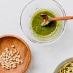 basilikum pesto rezept in einer kleinen glasschüssel serviert