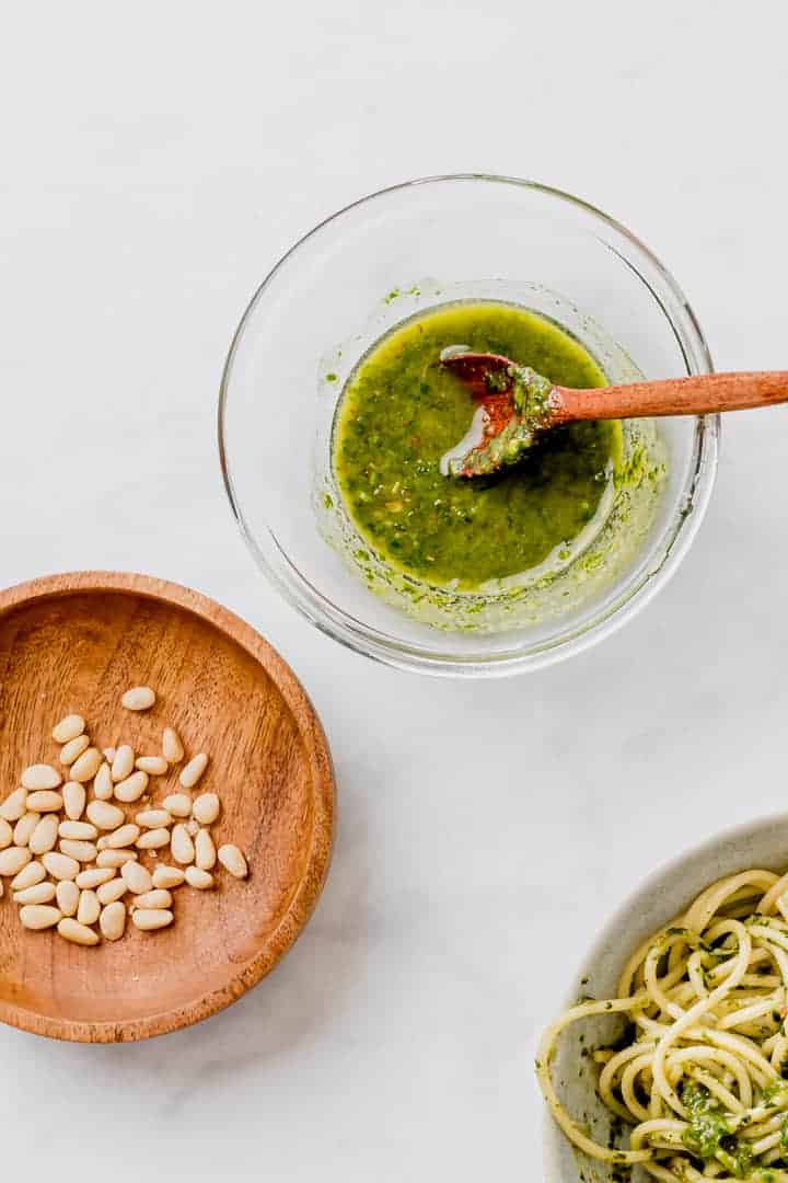 basilikum pesto rezept in einer kleinen glasschüssel serviert