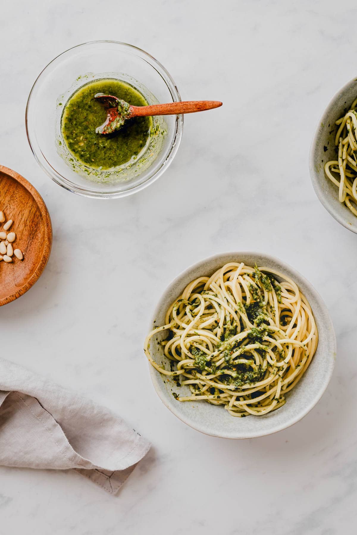 Basilikum Pesto ohne Parmesan mit spaghetti serviert