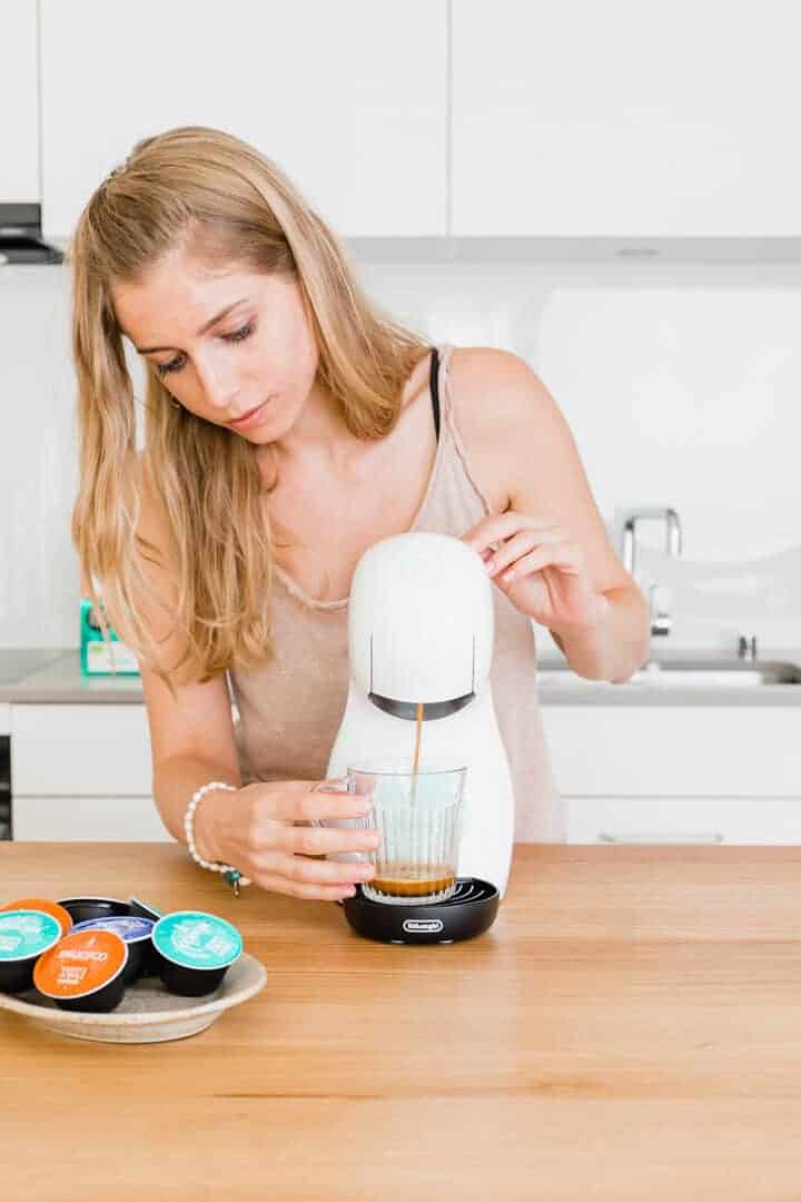 aline cueni pouring coffee with a dolce gusto piccolo xs