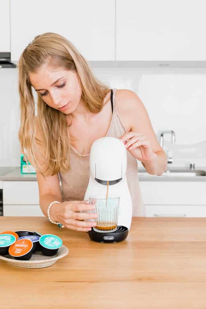 aline cueni macht kaffee mit der dolce gusto piccolo xs