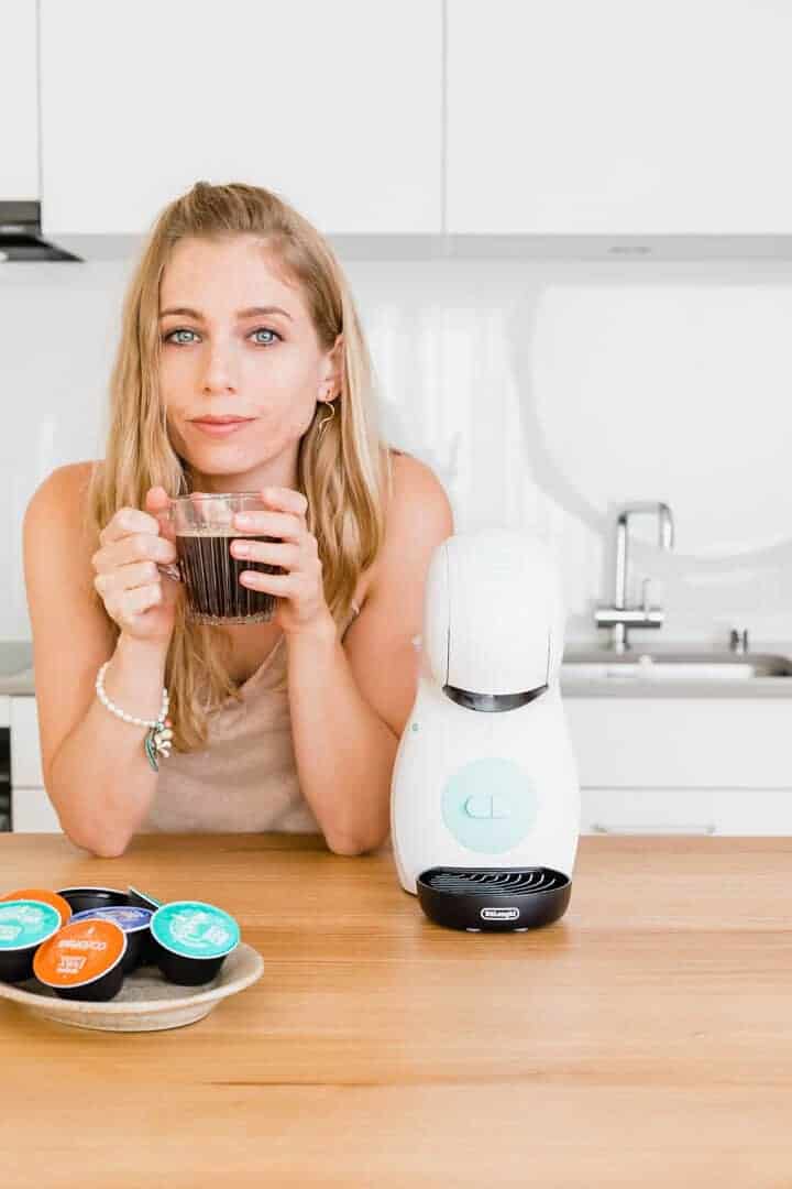 aline cueni trinkt eine tasste kaffee neben der dolce gusto piccolo xs