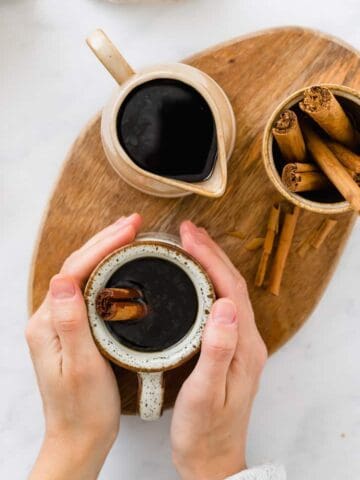 cafe de olla serviert in braunen tassen
