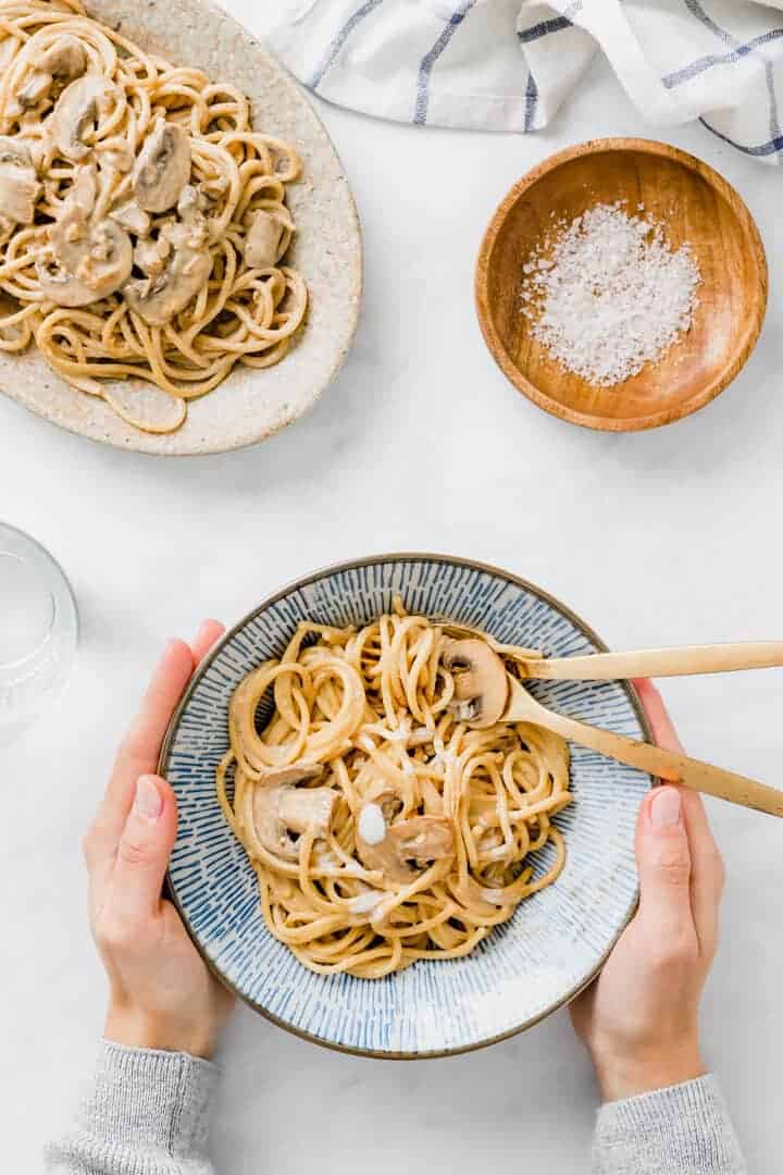 vegane carbonara mit pilz-speck in einem blauen teller