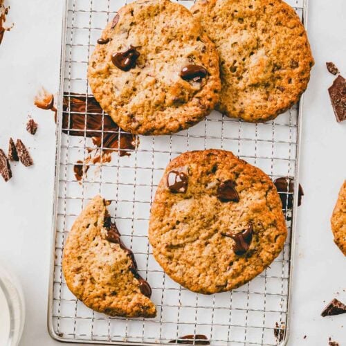 Vegane Erdnussbutter Kekse mit schokolade auf einem auskühlgitter