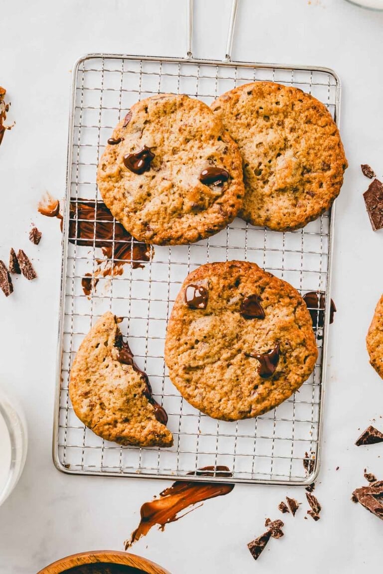 Vegane Erdnussbutter Kekse mit schokolade auf einem auskühlgitter