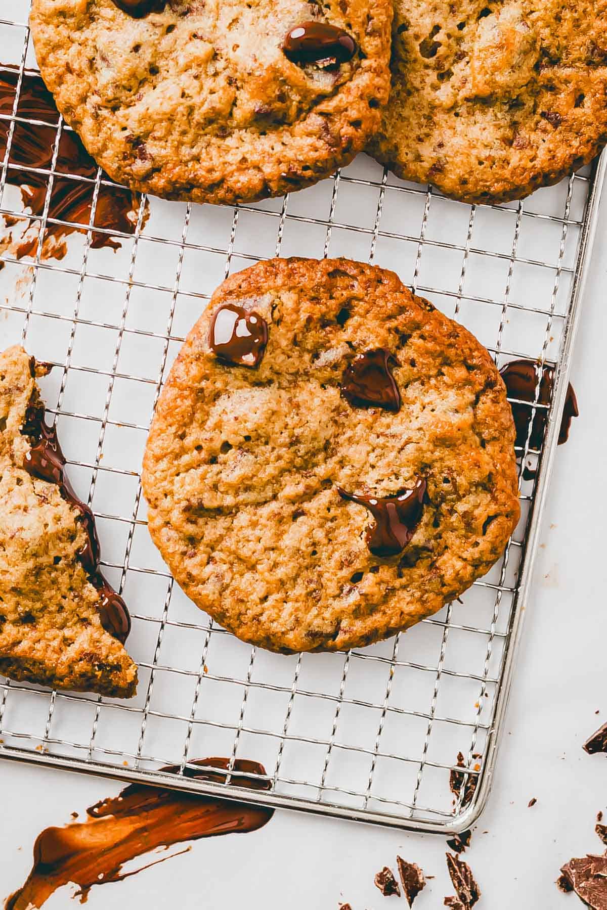nahaufnahme von Vegane Erdnussbutter Kekse mit schokolade