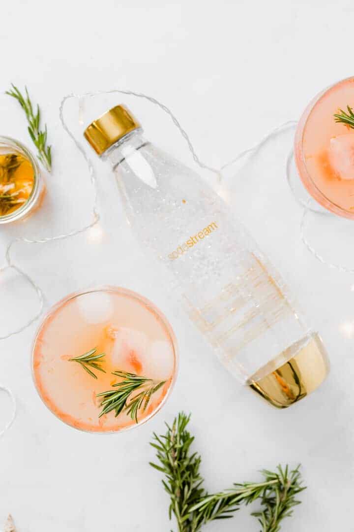 festliches cocktail neben einer spirit gold sodastream flasche