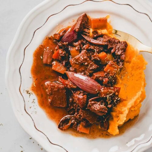 jackfruit gulasch mit süsskartoffelstock auf einem teller