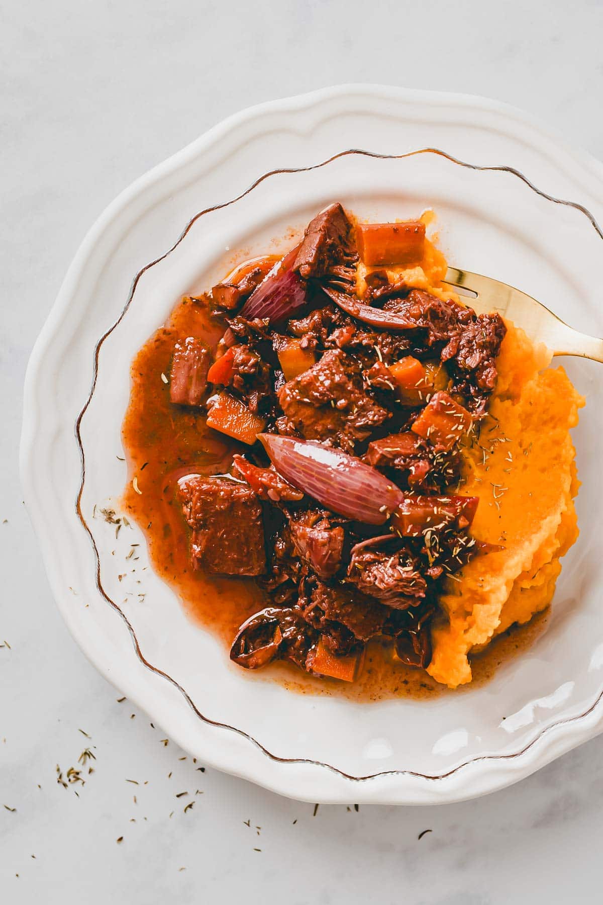 jackfruit gulasch mit süsskartoffelstock auf einem teller