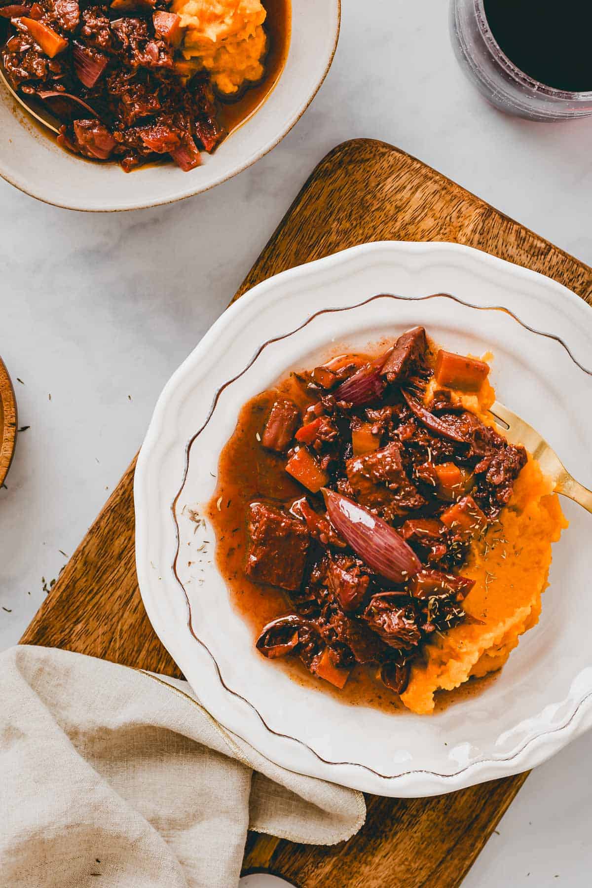 jackfruit gulasch mit süsskartoffelstock auf einem teller
