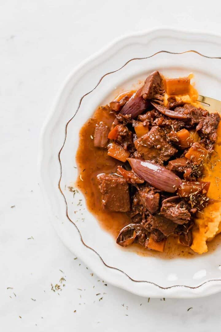 veganes jackfruit gulasch serviert auf einem weissen teller
