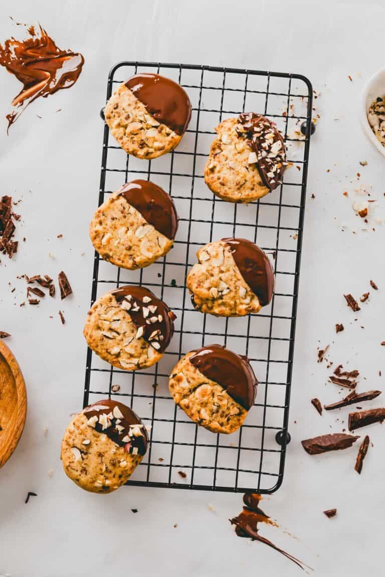 Haselnusspätzchen mit Schokolade auf einem auskühlgitter