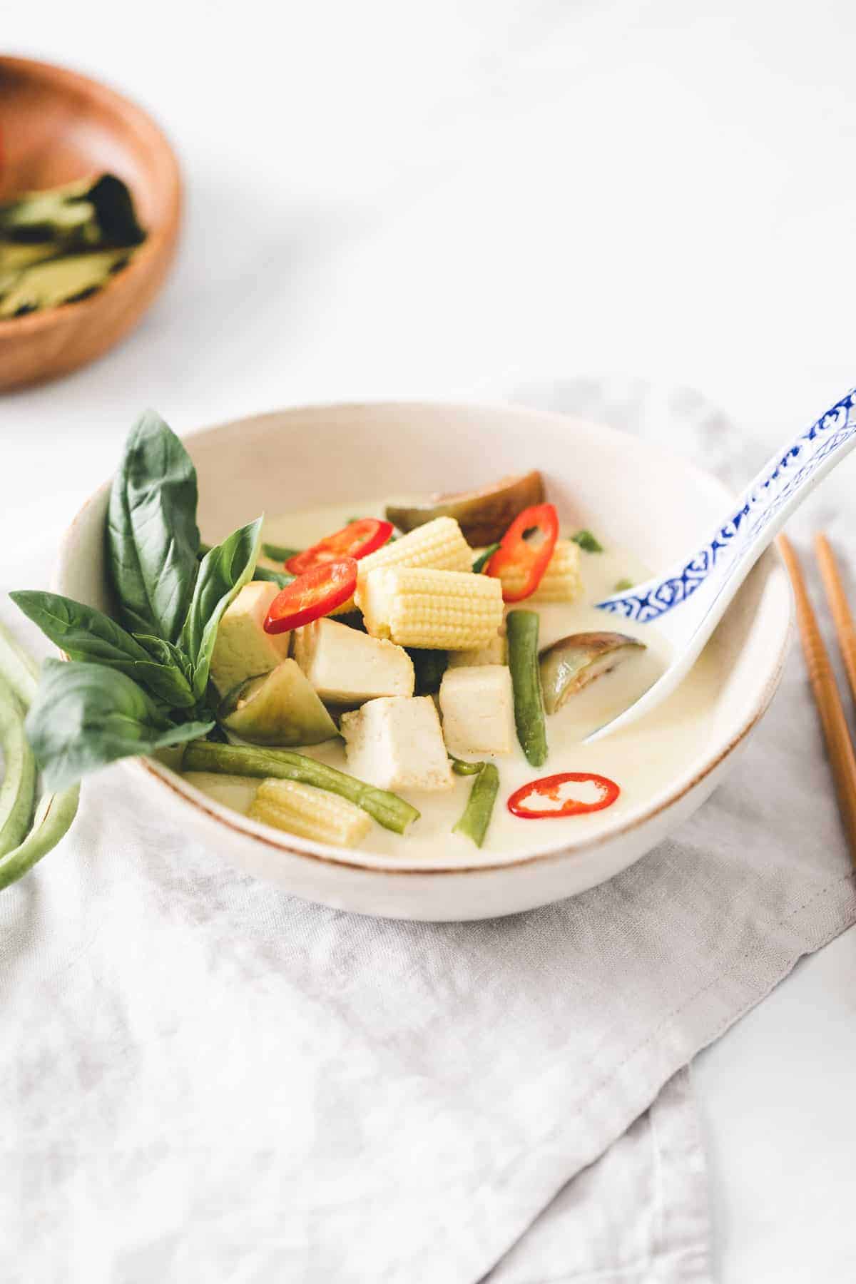 grünes curry mit tofu in einer kleinen schale