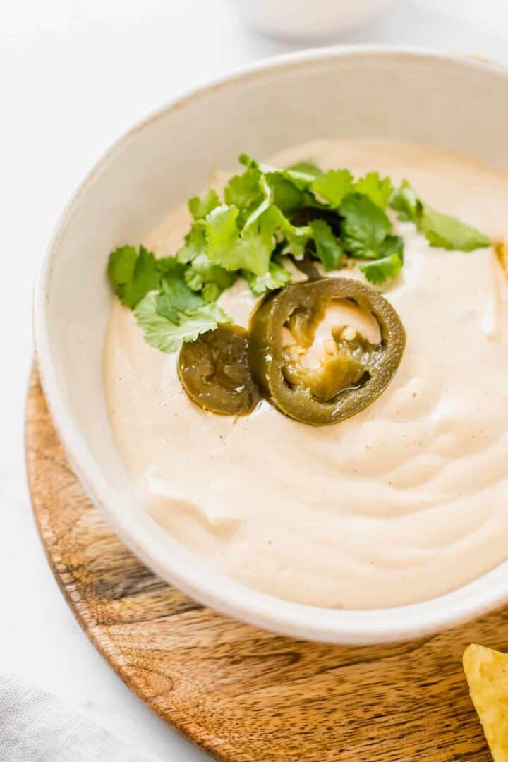 veganer käsedip für nachos garniert mit jalapenos