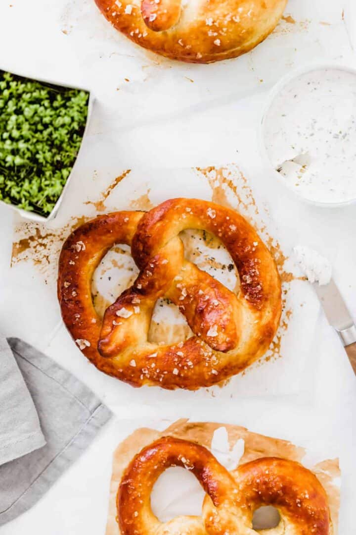 vegane laugenbrezel neben kresse