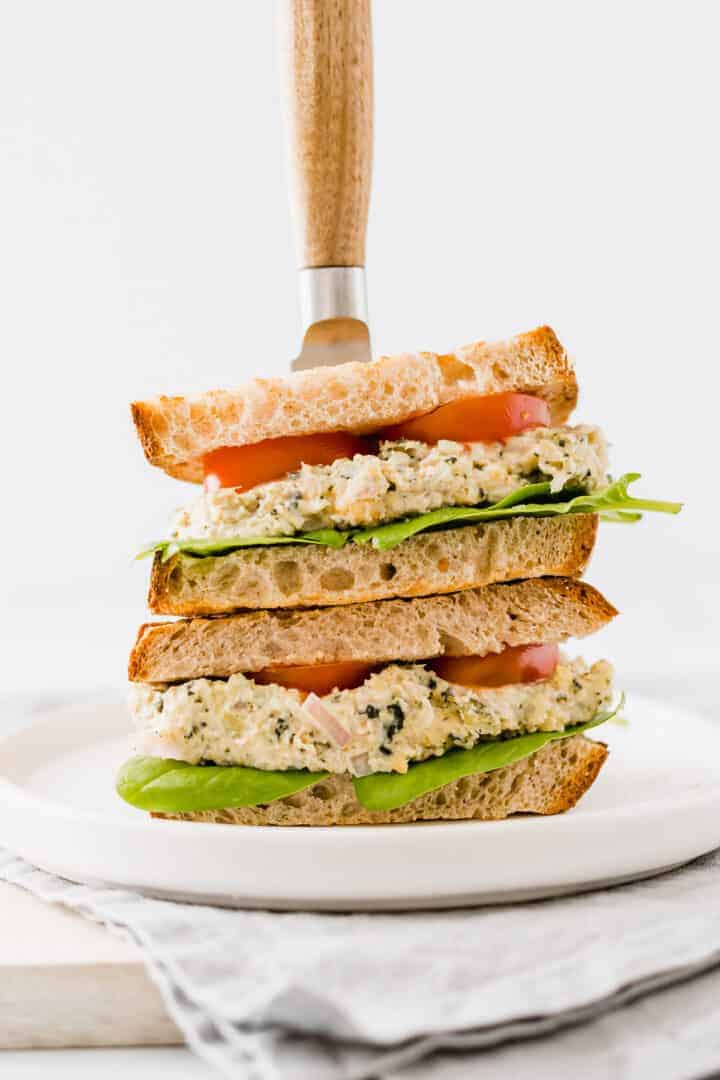 veganes sandwich mit veganem thunfisch