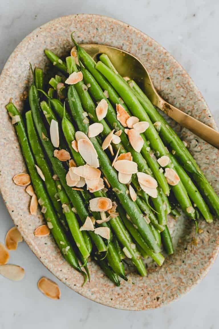 grüne bohnen mit mandeln auf einer servierplatte