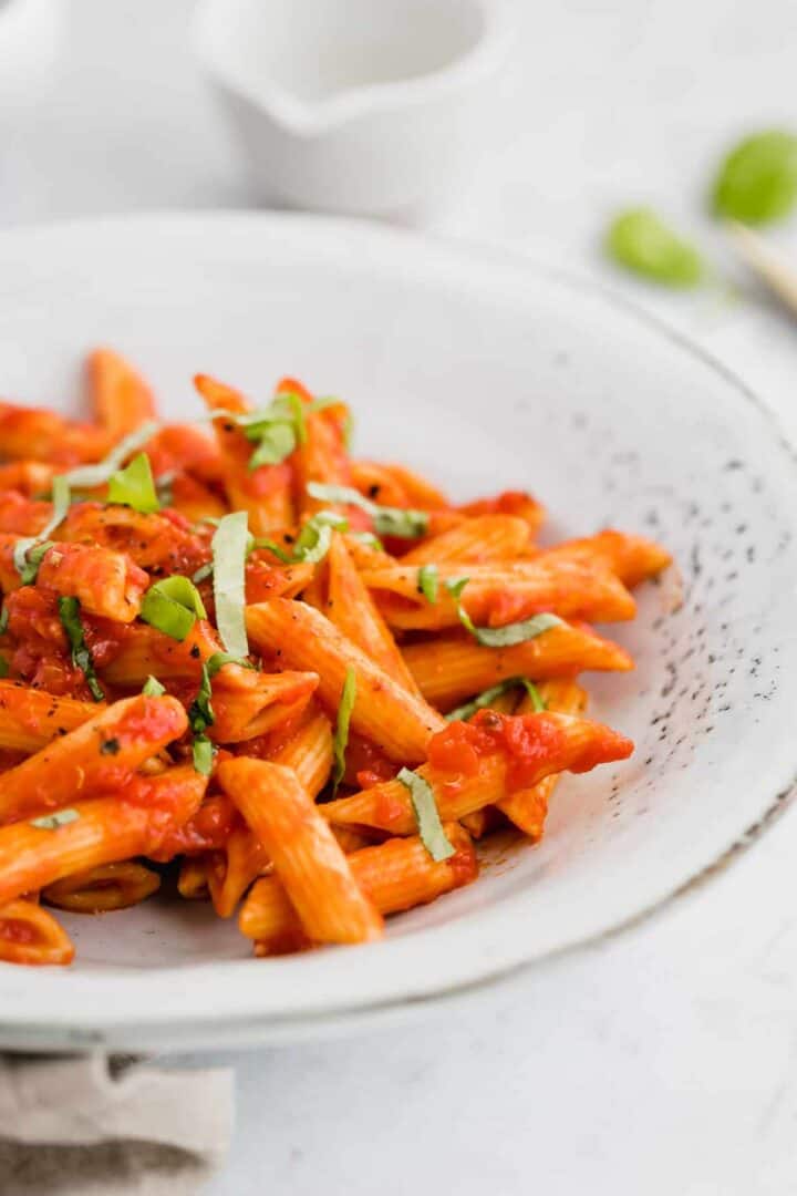 penne all arrabiata mit frischem basilikum serviert