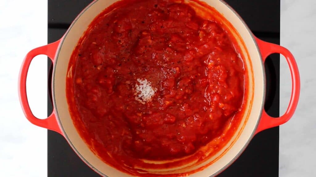 arrabiata sauce mit salz, pfeffer, und zucker abgeschmeckt