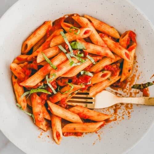 Penne all’Arrabbiata in einem teller