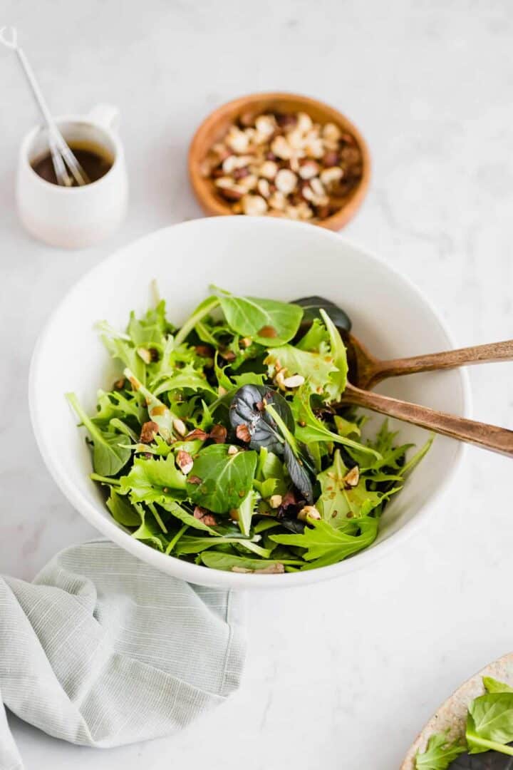 grüner salat zum grillen in einer weissen schüssel