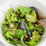 einfacher grüner salat in einer weissen schüssel