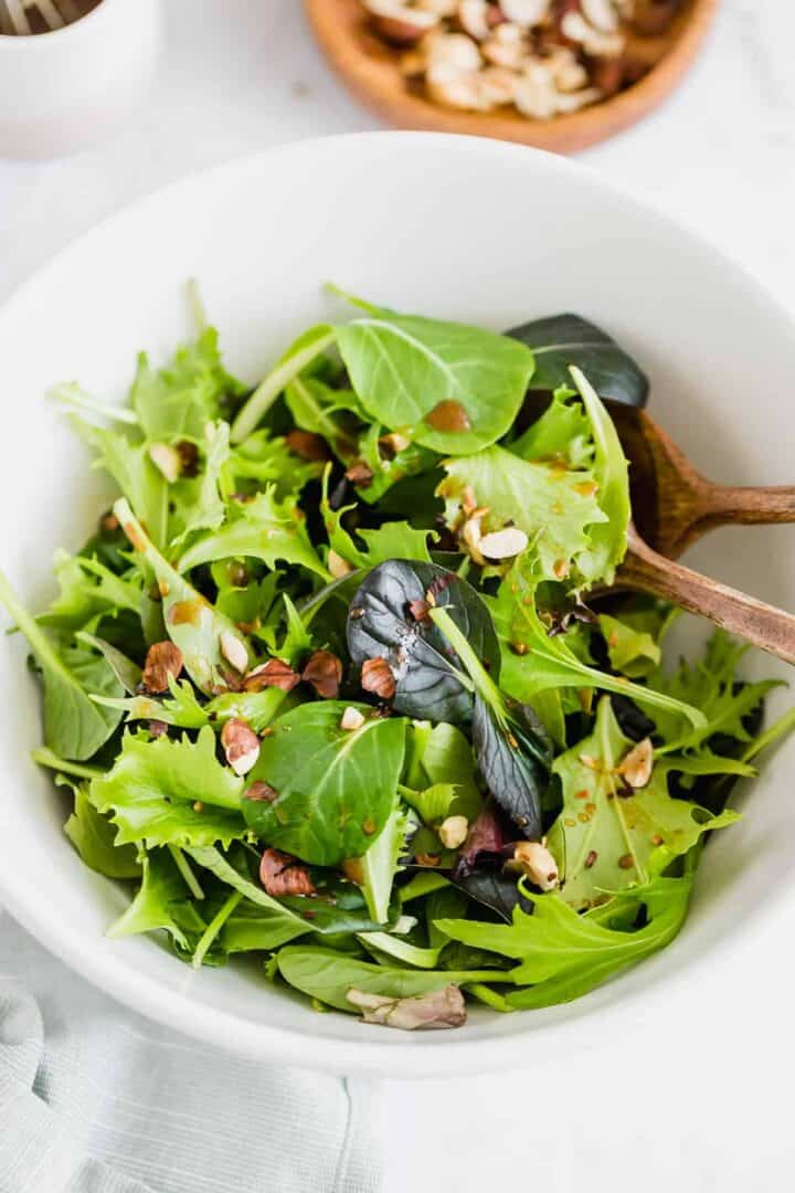 einfacher grüner salat in einer weissen schüssel