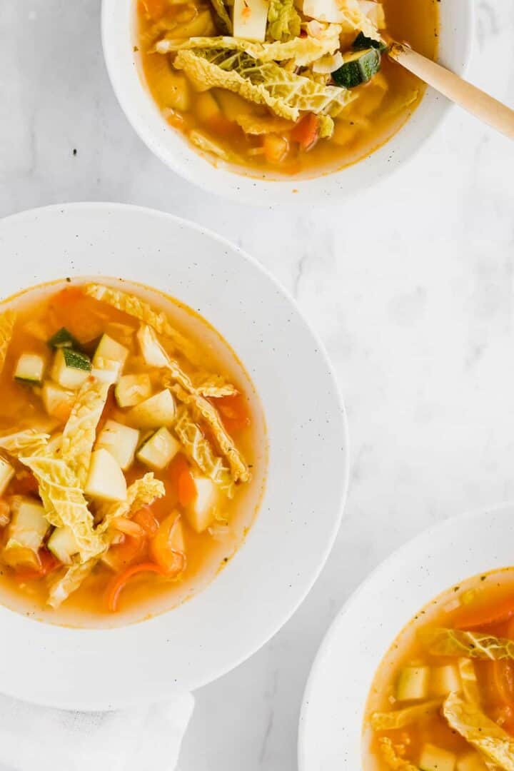 3 suppenteller mit selbstgemachter gemischter gemüsesuppe