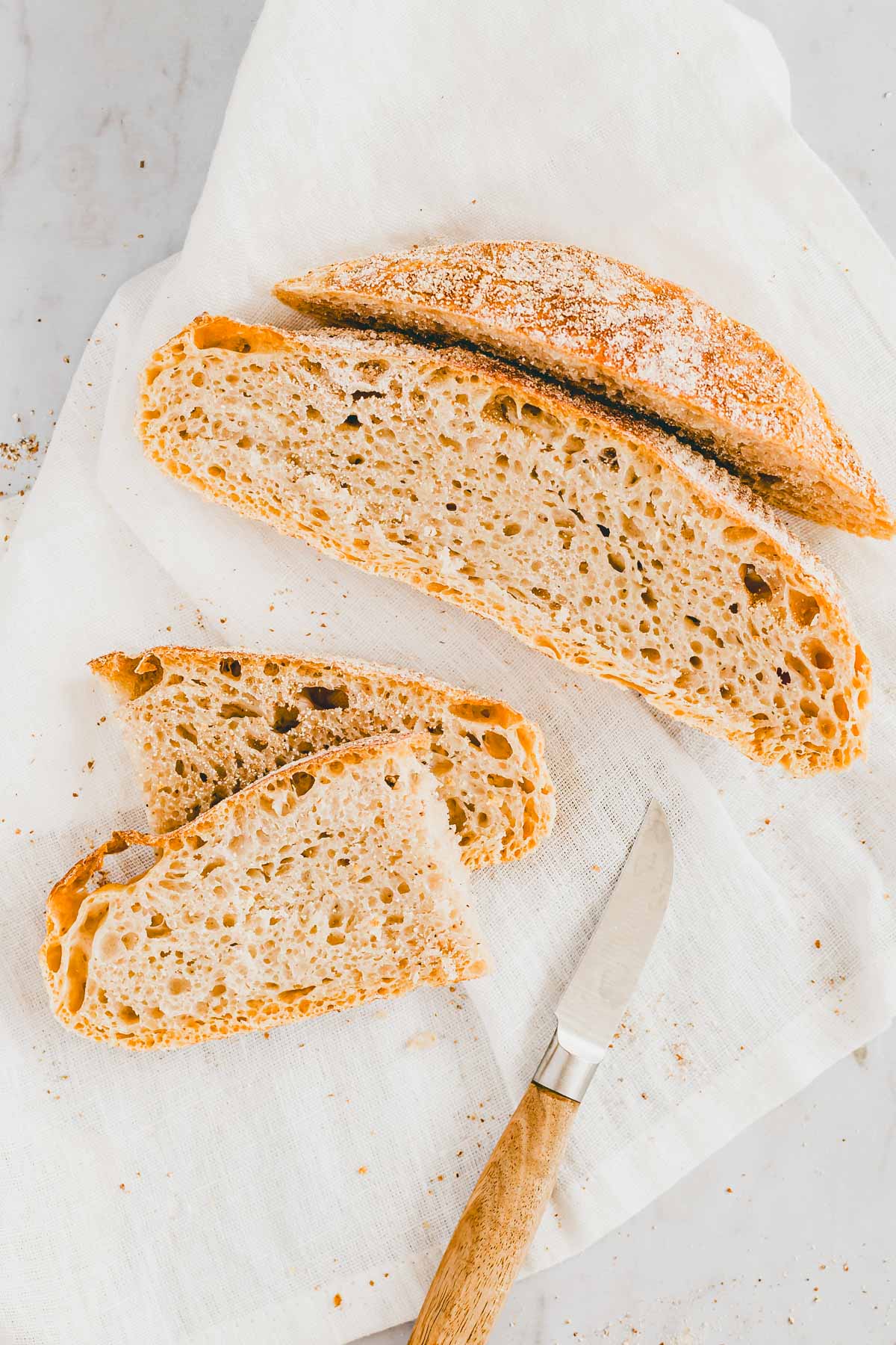 angeschnittenes brot ohne kneten auf einer serviette