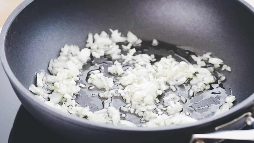 zwiebeln und knoblauch in einer bratpfanne