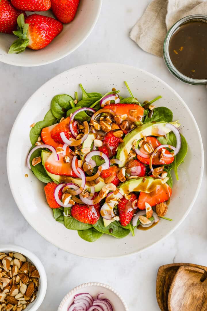 erdbeersalat mit spinat in einer schüssel