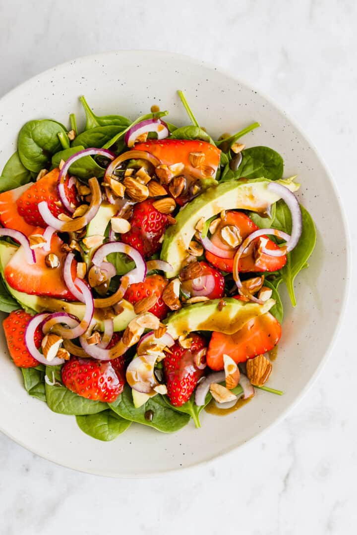 spinat erdbeersalat mit balsamic dressing in einer schüssel