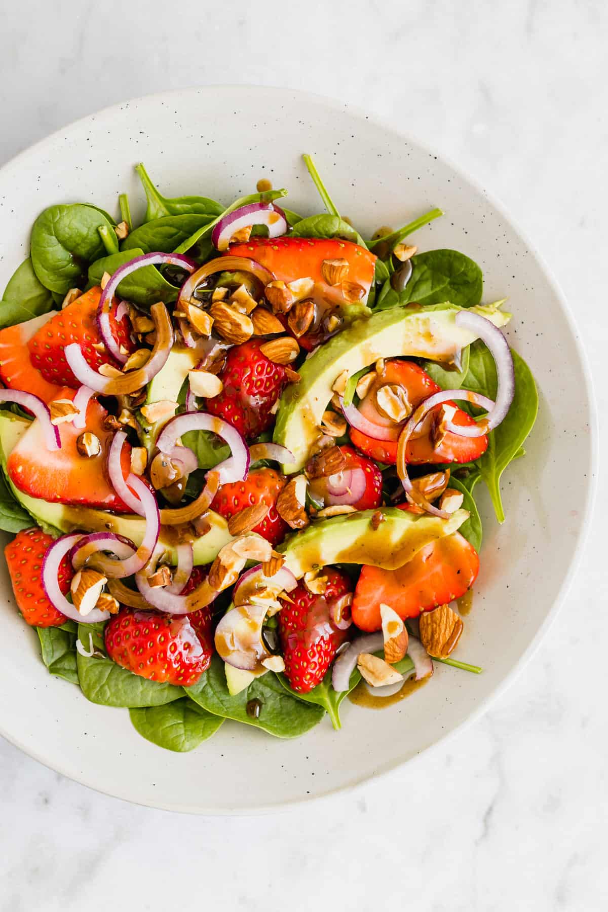 Spinatsalat mit Erdbeeren, Avocado, und Mandeln | Aline Made