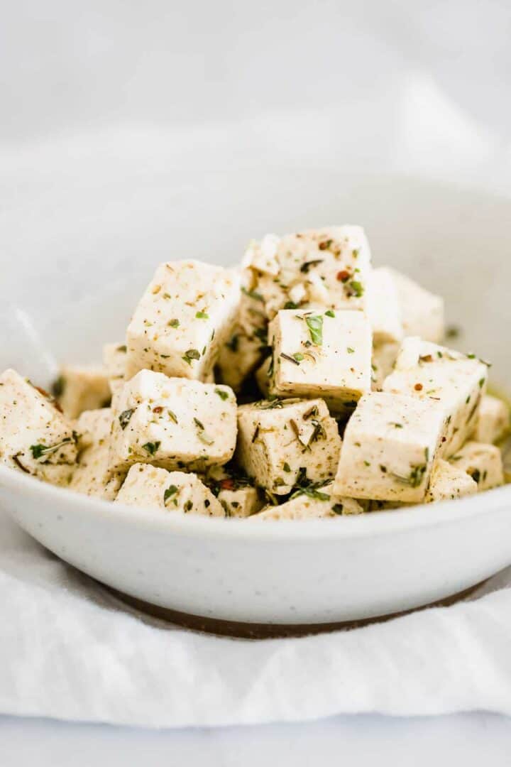 marinitert tofu mit kräutern