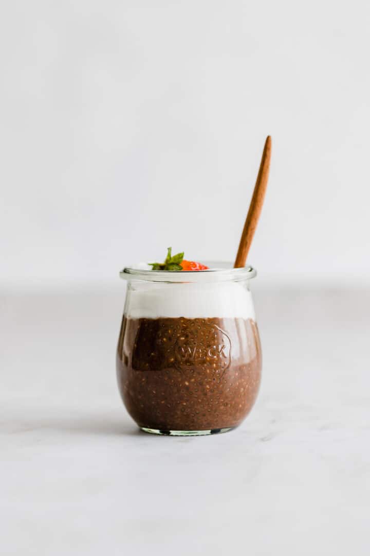 chia pudding schoko in einem weck glas mit einem holzlöffel