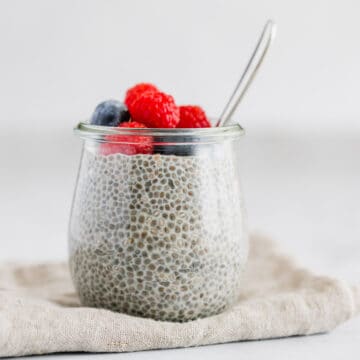 chia pudding mit frischen beeren