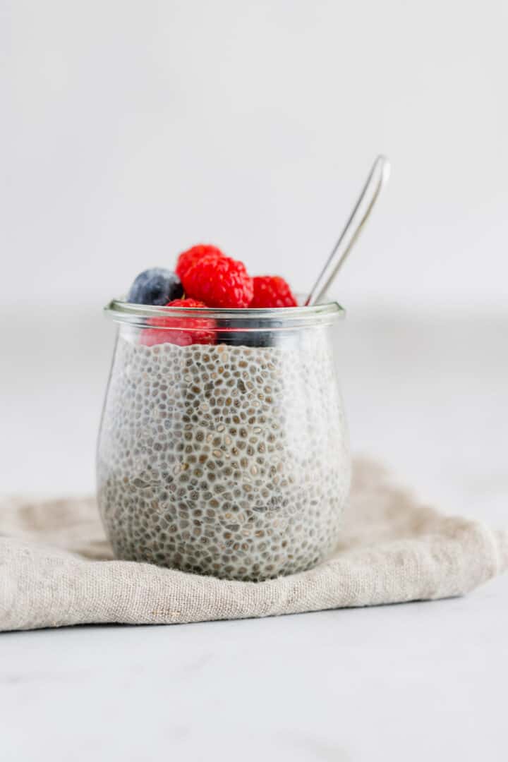 chia pudding mit frischen beeren