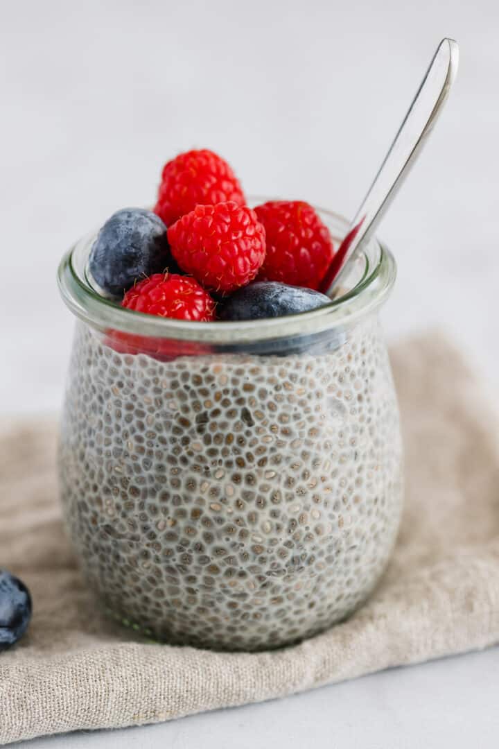 veganes chia pudding in einem weck-glas