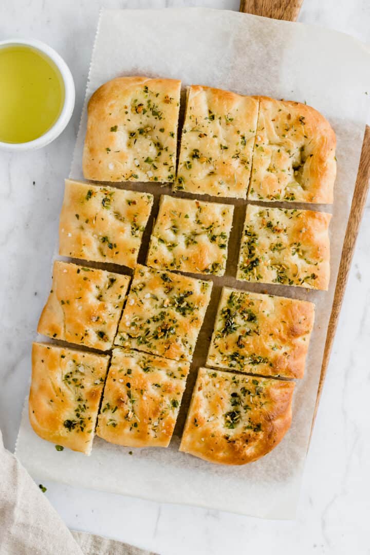 geschnittenes focaccia rezept auf einem holzbrett