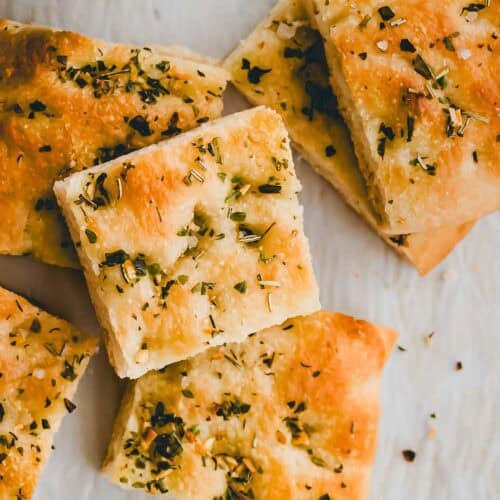 geschnittene focaccia mit kräutern