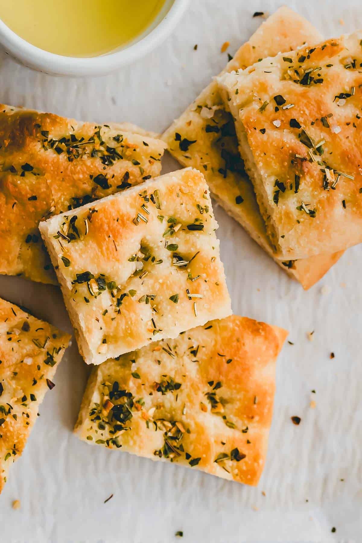 geschnittene focaccia mit kräutern