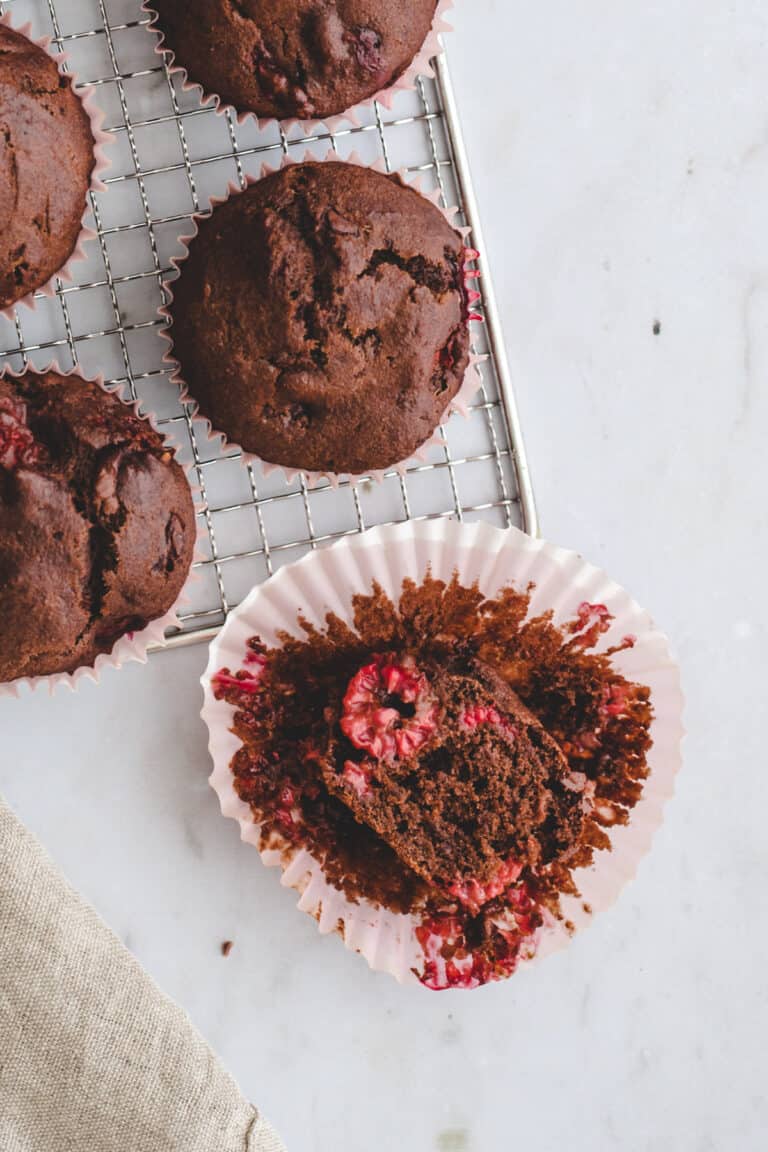 gesunde vegane schokomuffins auf einem gitter