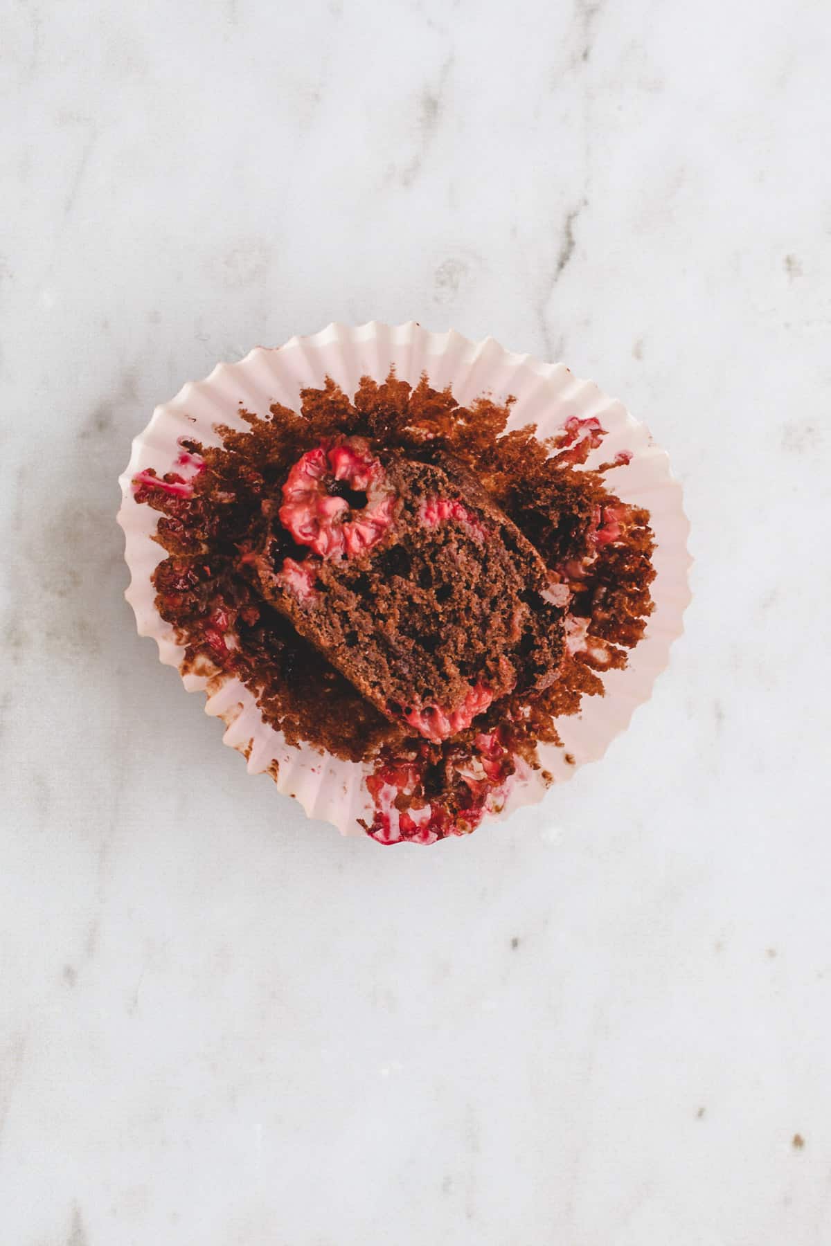 schoko himbeer muffin in einem papierförmchen