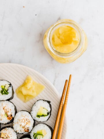 eingelegter sushi ingwer neben eime teller sushi