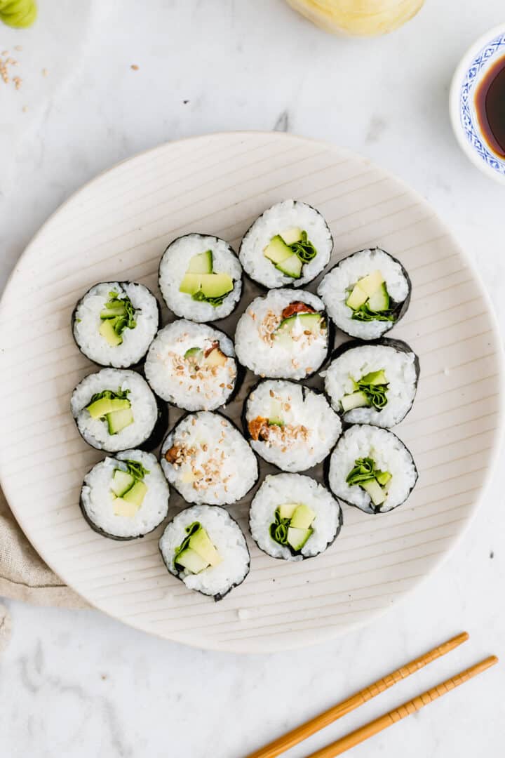 veganes sushi auf einem teller