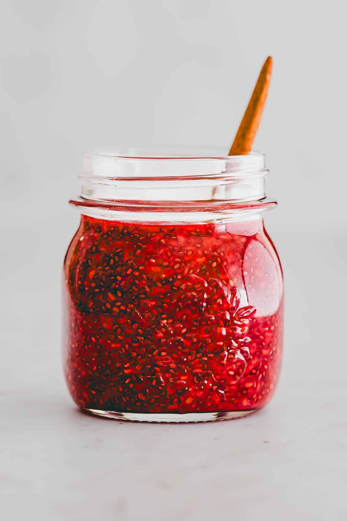 chia marmelade mit himbeeren ohne gelierzucker in einem einmachglas