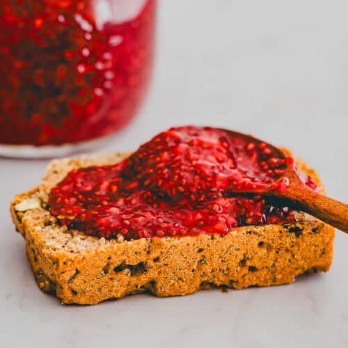 chia marmelade mit himbeeren ohne zucker auf einem brot